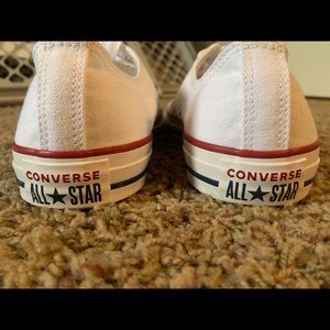 Women’s 9;men’s 7. Never worn white converse